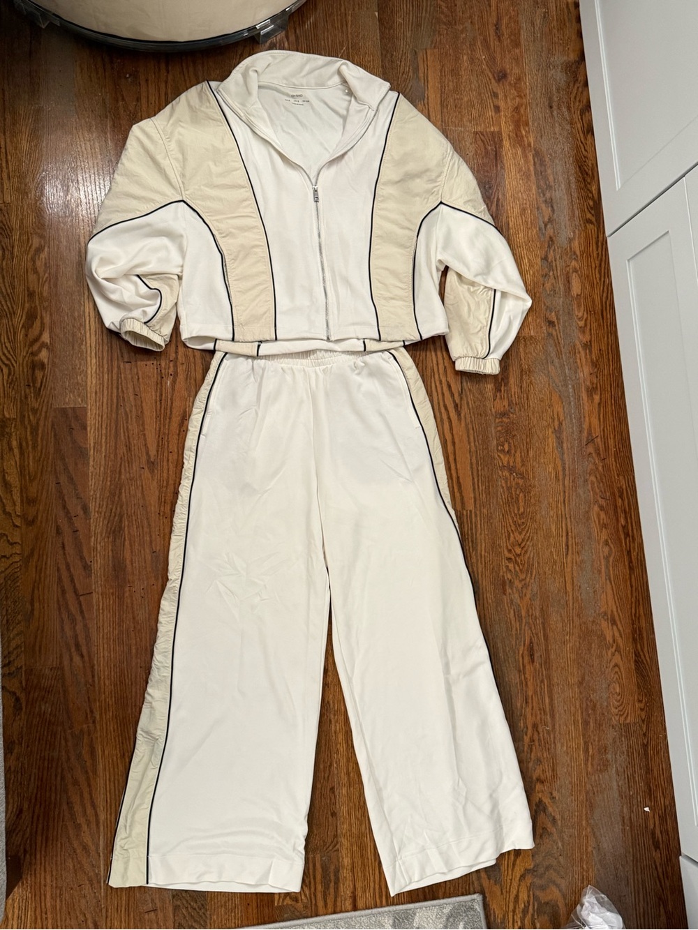 OYSHO Cream Wide-Leg Pants & Cropped Zip Jacket Set